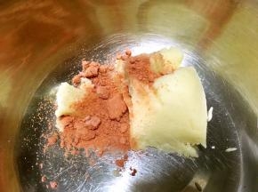 取10克拌好的面团，加入草莓粉揉均匀
