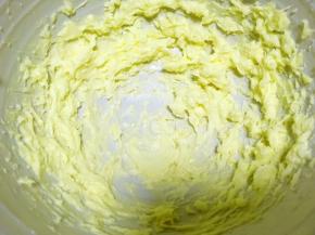 再来做蛋黄面团，黄油软化加糖粉打发至蓬松状态