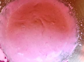 加入一点火龙果奶昔，继续打发至颜色均匀，变成粉色的火龙果奶昔