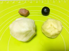 之后取18克切拌好的蛋黄面团，加竹碳粉调成黑色，这样我们就有4个颜色的面团