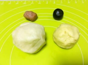 之后取18克切拌好的蛋黄面团，加竹碳粉调成黑色，这样我们就有4个颜色的面团