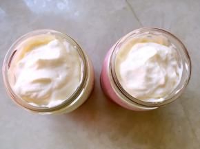 将打发好的淡奶油倒入容器，之后用勺背轻轻抹平