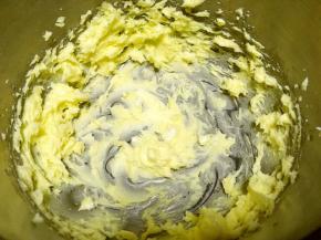 先做蛋白面团，黄油室温软化加一小撮盐跟糖粉搅拌均匀，打发至蓬松状态