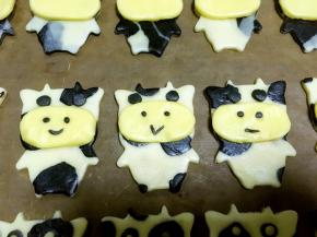 浅黑色面团取一点点，搓成小球当作眼睛，鼻孔跟嘴巴