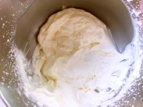 剩下的100克淡奶油加入剩下的8克砂糖打至7分发，淡奶油有纹路，可以流动的状态