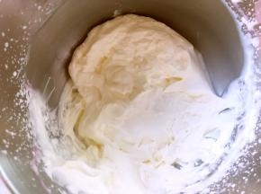 剩下的100克淡奶油加入剩下的8克砂糖打至7分发，淡奶油有纹路，可以流动的状态