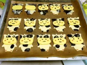 草莓面团用一点点，搓成小球放在鼻孔下两侧，充当红脸蛋，奶牛的脚是白色的也可以点缀一点草莓面团