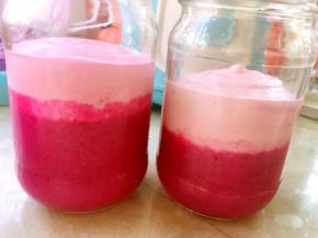 将原色火龙果奶昔倒入容器内，倒三分之一即可，之后再倒入加了淡奶油的粉色火龙果奶昔，也是倒入容器的三分之一即可，这样就有两个颜色啦