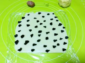 黑色竹炭面团，用手揪出若干个小块，分布在原色面团上