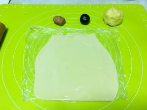 取原色蛋白面团，盖保鲜膜擀成稍微厚一点的片