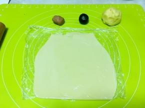取原色蛋白面团，盖保鲜膜擀成稍微厚一点的片
