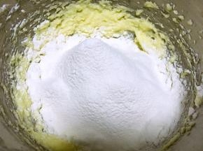 过筛低筋面粉，用刮棒切拌均匀