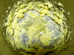 加入蛋白液打发均匀