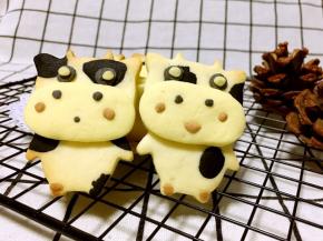 烤箱预热180度，将装饰好的奶牛入烤箱170度烤13分钟，微微上色即可