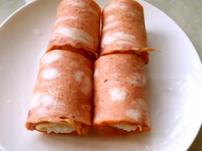 将培根从有饭团的一头卷起来