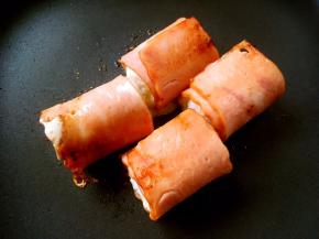 不粘锅小火煎至培根变色即可