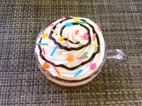 撒上彩糖做装饰