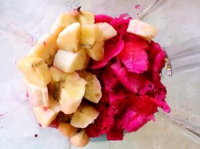 红心火龙果去皮切碎块，香蕉切小块，一起放到榨汁机内