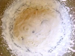 100克淡奶油加8克砂糖打出纹路