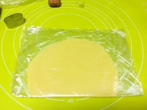 原色蛋黄面糊盖保鲜膜擀成2毫米厚的薄片