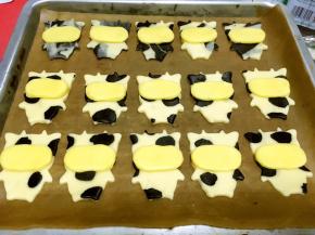 压好的形状盖在奶牛鼻子处