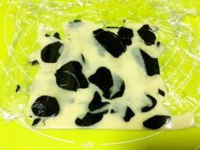 剩下的边角可以叠在一起，再次擀成2毫米厚的片，用奶牛模具压出形状，剩下的混合一起，揉成浅黑色