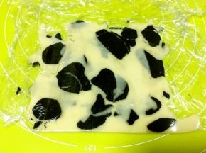 剩下的边角可以叠在一起，再次擀成2毫米厚的片，用奶牛模具压出形状，剩下的混合一起，揉成浅黑色