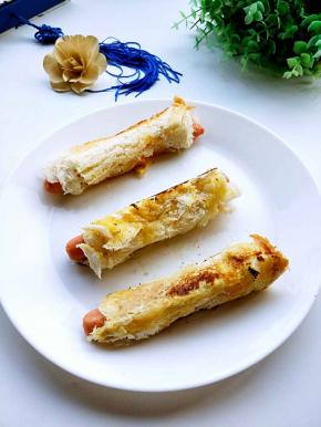 甜面包含糖分，高温油炸后会变黑，影响菜肴的色感，最好用咸面包。