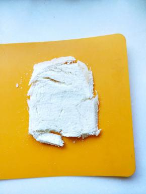 用擀面杖擀开，有些裂开没有关系，是剩的(⊙o⊙)哦