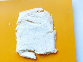 用擀面杖擀开，有些裂开没有关系，是剩的(⊙o⊙)哦