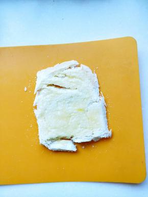 面包片上面涂满蛋液