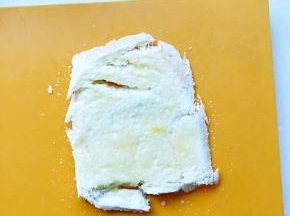面包片上面涂满蛋液