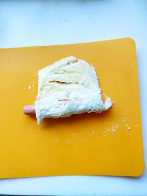 放一根香肠从下往上卷起来，