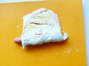 放一根香肠从下往上卷起来，