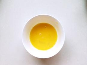 鸡蛋打散备用