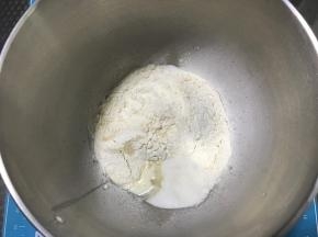 把除黄油以外的其他材料放入厨师机。