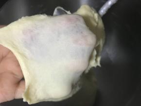 揉10分钟后加入软化的黄油。