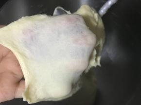 揉10分钟后加入软化的黄油。