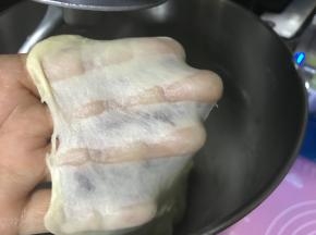  继续揉10分钟，至面团的完全阶段，此时面团可拉出薄膜。