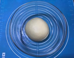 揉好的面团放入盆中，盖保鲜膜，放温暖处进行第一次发酵。