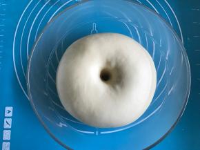 面团发酵到2倍大时，用食指蘸少量高粉，在面团上戳一个小洞，洞口不回缩不塌陷就说明第一次发酵结束，一发面团温度以不超过28度为宜。