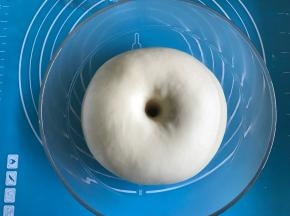 面团发酵到2倍大时，用食指蘸少量高粉，在面团上戳一个小洞，洞口不回缩不塌陷就说明第一次发酵结束，一发面团温度以不超过28度为宜。