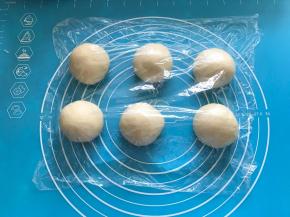 将面团排气分成6等份，滚圆后盖保鲜膜松弛15分钟。