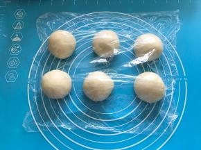 将面团排气分成6等份，滚圆后盖保鲜膜松弛15分钟。