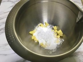 静置的时候制作菠萝皮，黄油切小块软化后加入糖粉用电动打蛋器打至泛白膨胀。