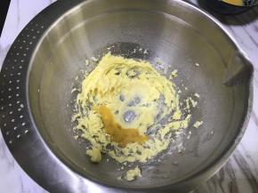 分3次加入全蛋液，搅打均匀。