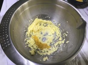 分3次加入全蛋液，搅打均匀。