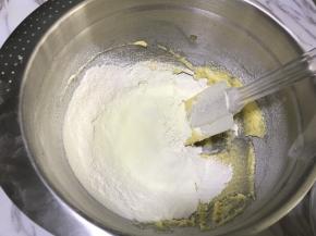 筛入低筋面粉、奶粉、盐，用刮刀翻拌均匀至无干粉状。