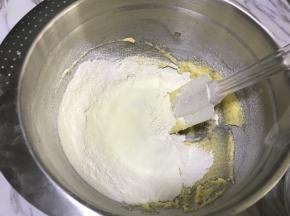 筛入低筋面粉、奶粉、盐，用刮刀翻拌均匀至无干粉状。