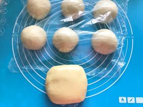 用保鲜膜将面团包裹好放冰箱冷藏10分钟。